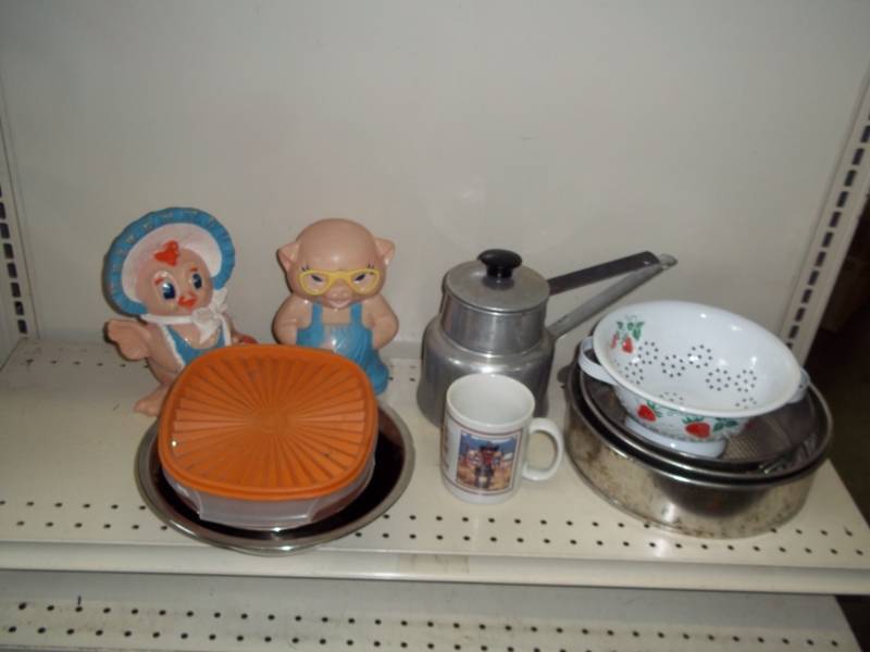 lot 220 image: Assortment of Kitchen Items