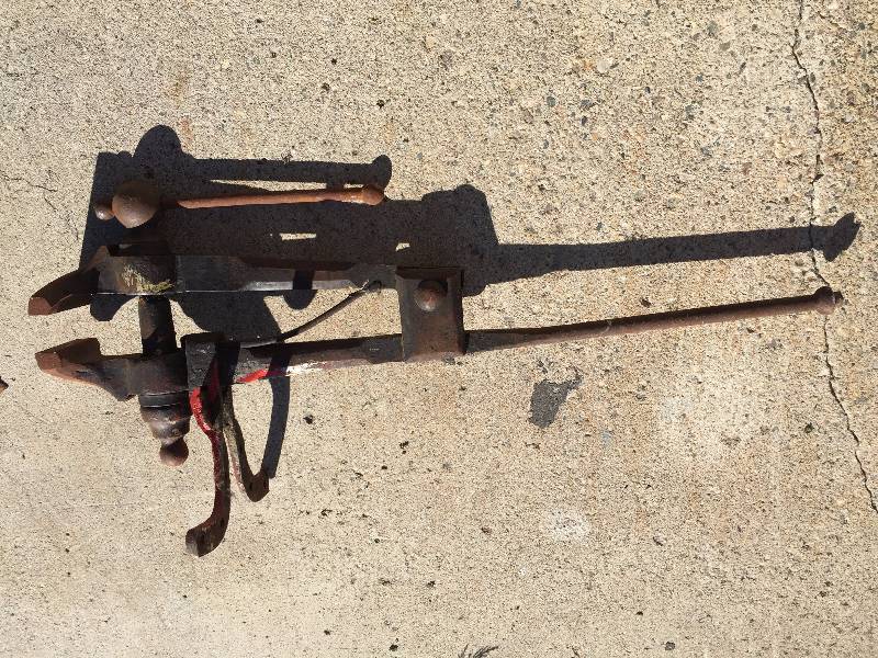 OLD BENCH VISE