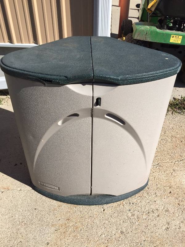 RUBBERMAID DECK STORAGE