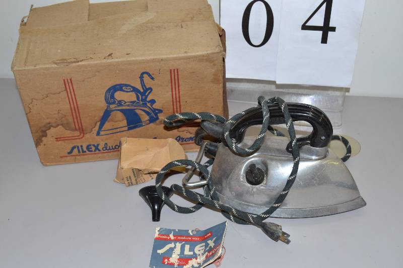 lot 4 image: collectable Steam iron