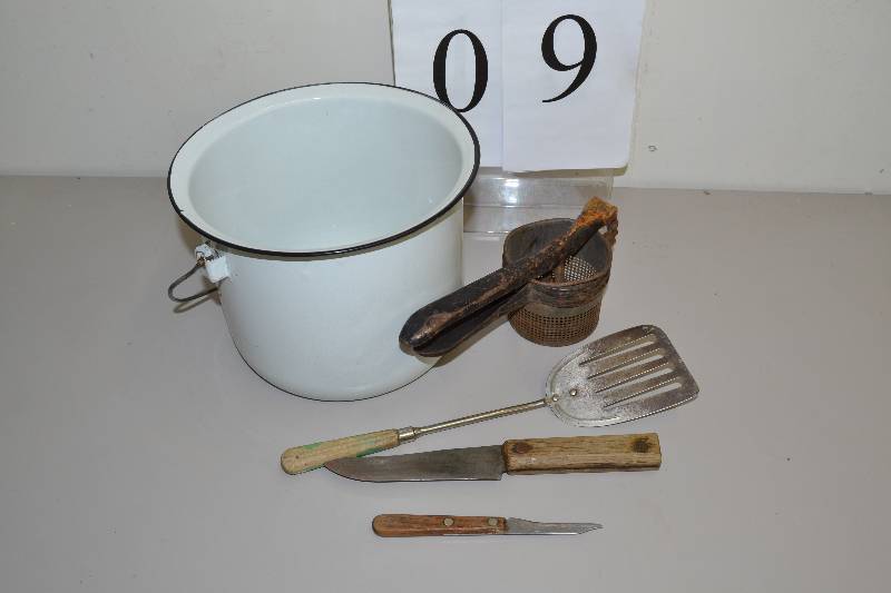 lot 9 image: Vintage household items