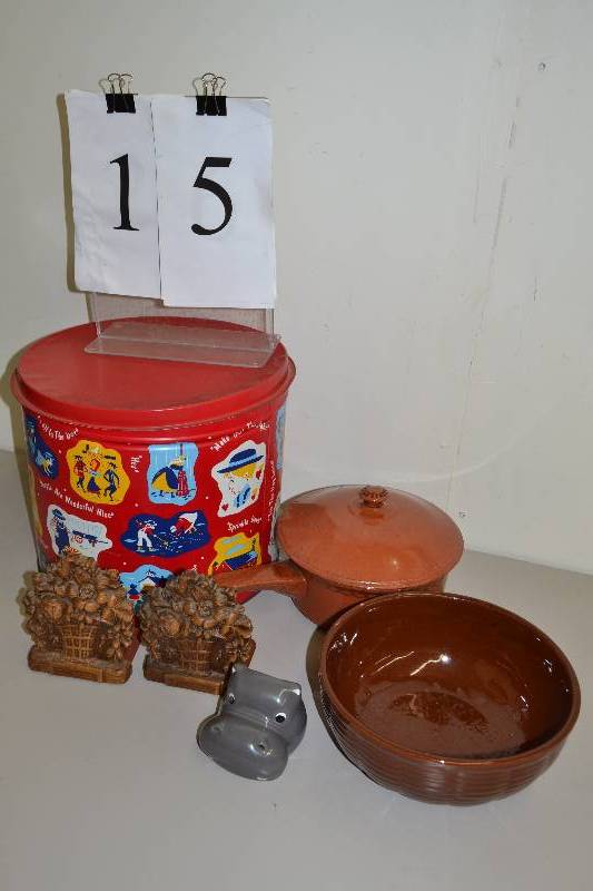 lot 15 image: Vintage household items