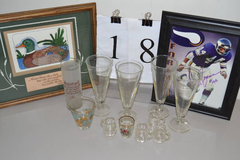 lot 18 image: Vintage household items