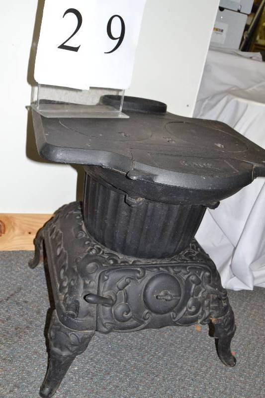 lot 29 image: King No. 80 cast iron wood stove