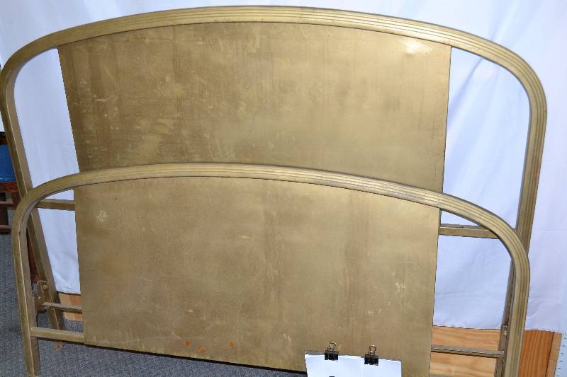 lot 30 image: Vintage household items