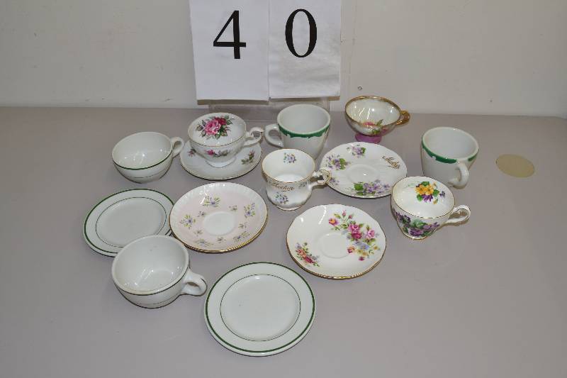 lot 40 image: Misc. coffee, tea cups & saucers