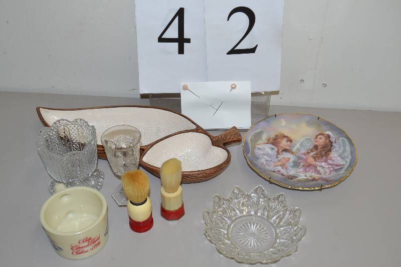 lot 42 image: Vintage household items
