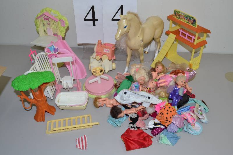 lot 44 image: Small dolls & accessories