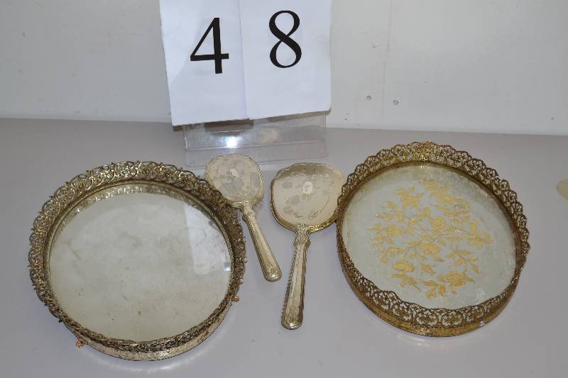 lot 48 image: Dresser Set