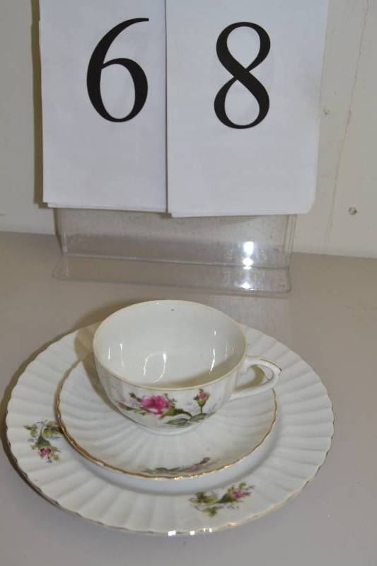 lot 68 image: Vintage household items