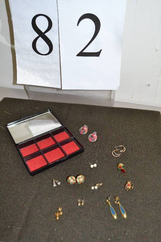 lot 82 image: Jewelry & case