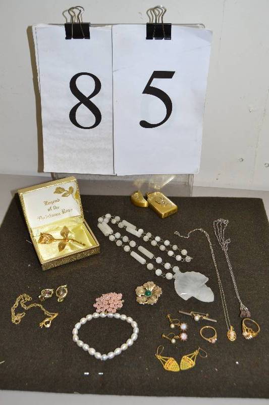 lot 85 image: Vintage jewelry