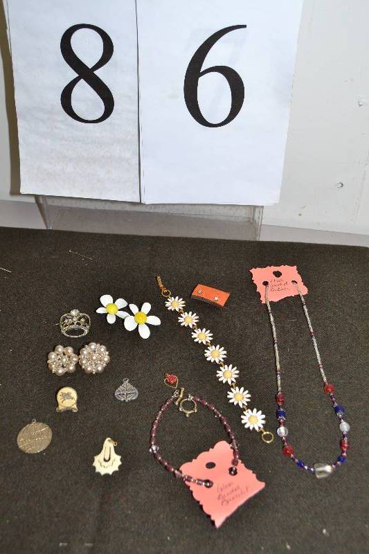 lot 86 image: Vintage jewelry