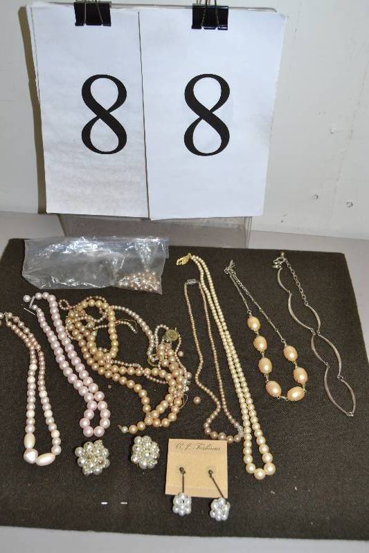 lot 88 image: Vintage jewelry