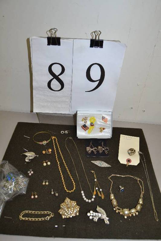 lot 89 image: Vintage jewelry