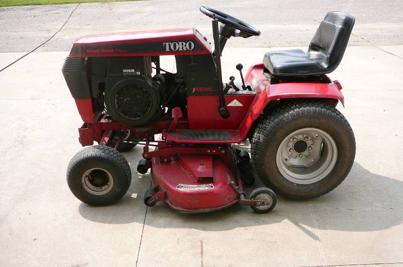 Riding lawn mower Toro