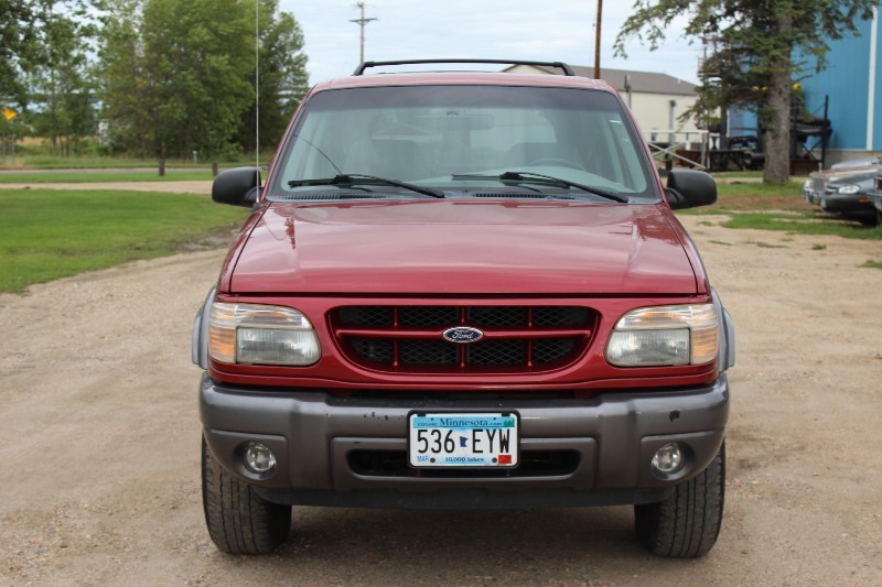 lot 2 image: 2000 Ford Explorer 5.0 V8 XLT 4x4