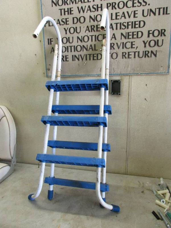 Pool ladder