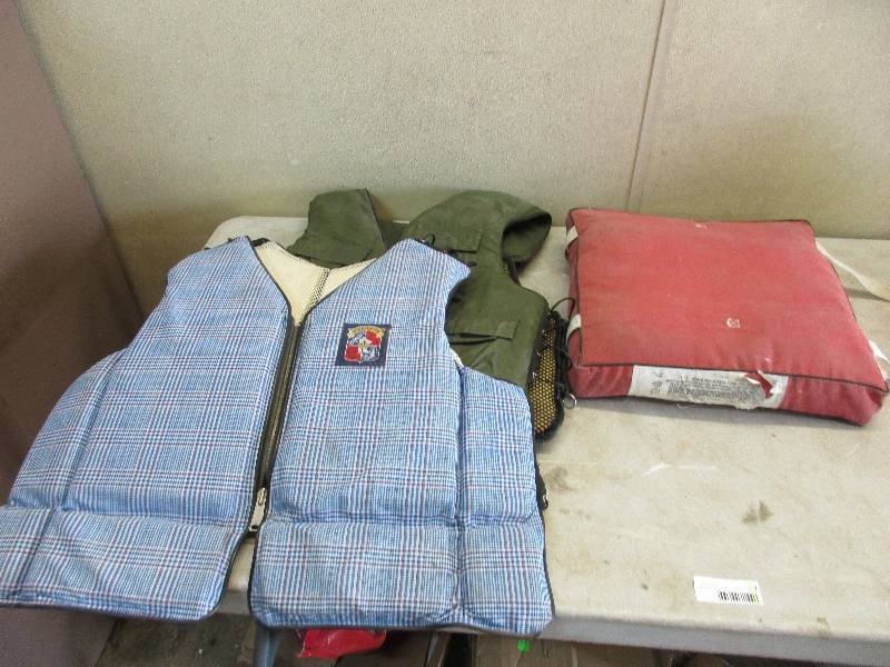 2 stearns lifejackets