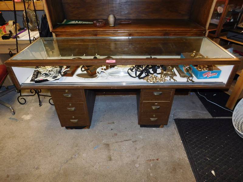 jewelry case with six lockable drawers one lock is missing