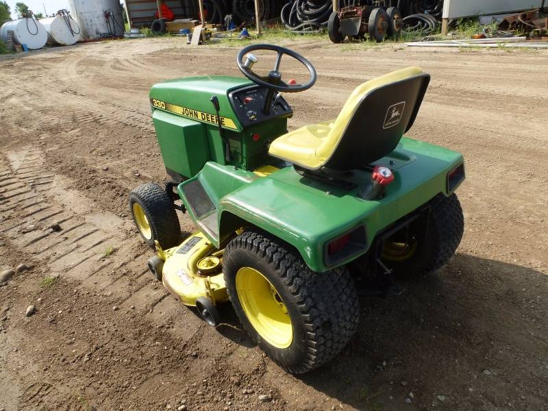 John Deere 330 Lawn Tractor