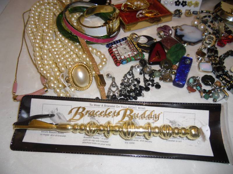lot 1 image: J-1 Jewelry Vintage to Newer Watches, Bracelets, Necklaces