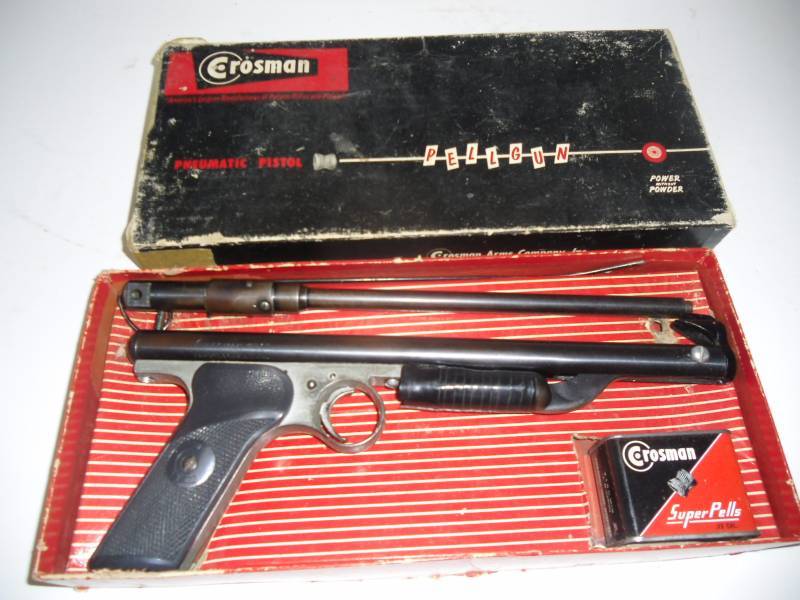 lot 2 image: Crosman #130 Pellgun and Table Top Air Gun Target Firing Range