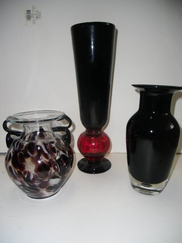 lot 3 image: Stunning Vases  Deep Red and Black