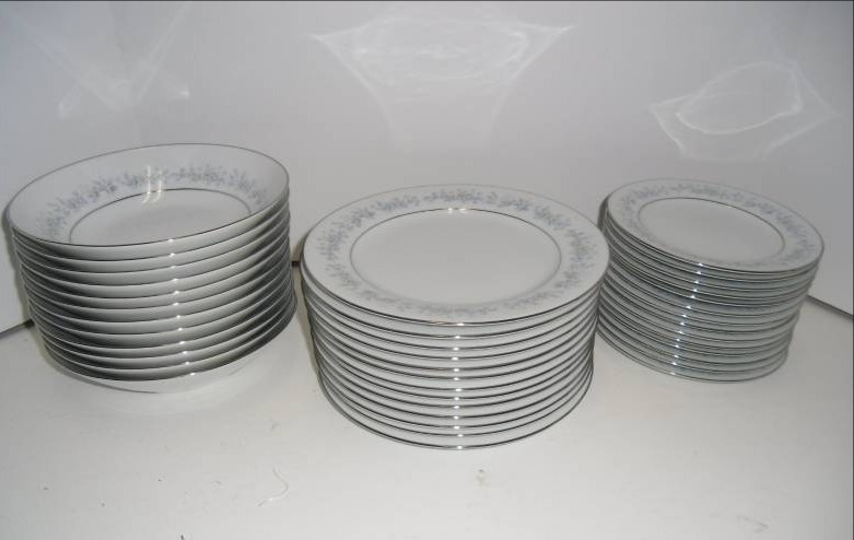lot 31 image: Noritake China Maryood Plates and Bowls