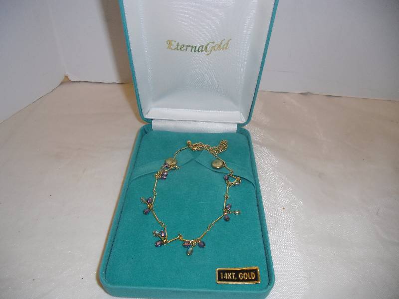 lot 27 image: Ladies Dresser - Peacock Feather Belt, Hat Pins, Beaded Bag