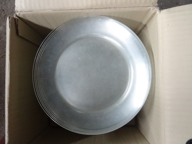 lot 40 image: 30 glass salad plates