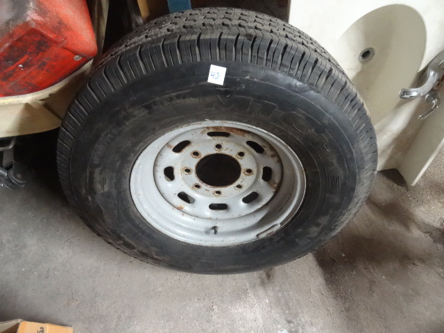 lot 43 image: Tire and rim