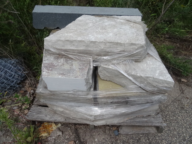 lot 4 image: Misc real stone step pieces