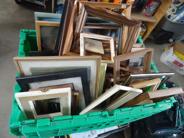 lot 5 image: Picture frames