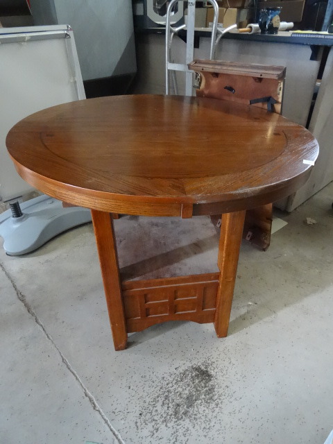 lot 6 image: Kitchen table