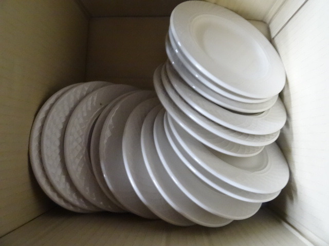 lot 34 image: Homer Laughlin Saucers