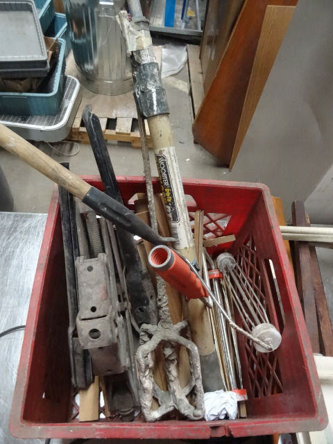 lot 70 image: Painting supplies
