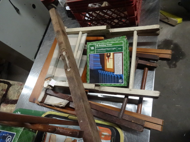 lot 72 image: Vintage items