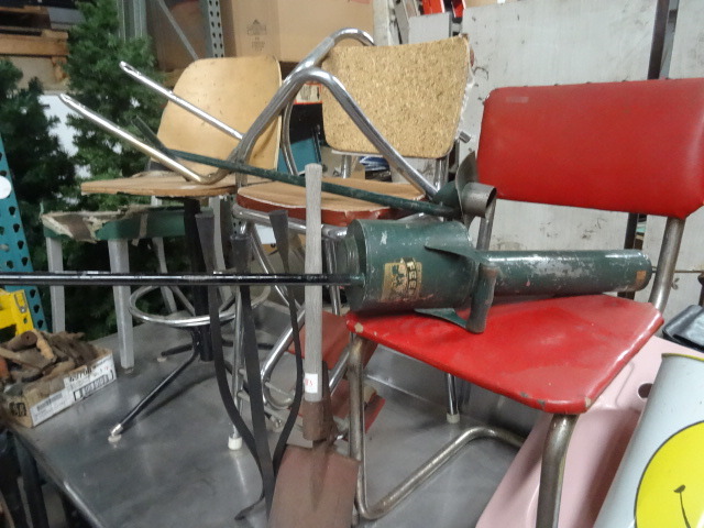 lot 74 image: Vintage items