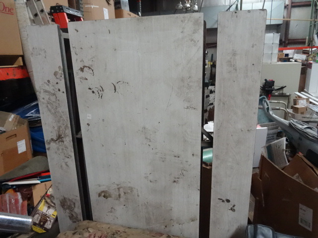lot 80 image: Cafeteria table