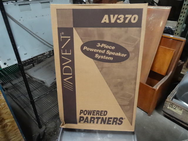 lot 98 image: Advent speakers