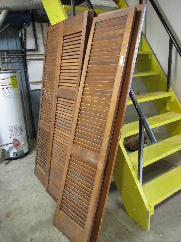 lot 10 image: 4 pairs of bi fold doors