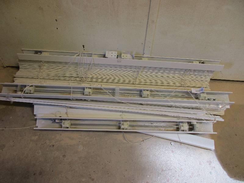 lot 22 image: Blinds