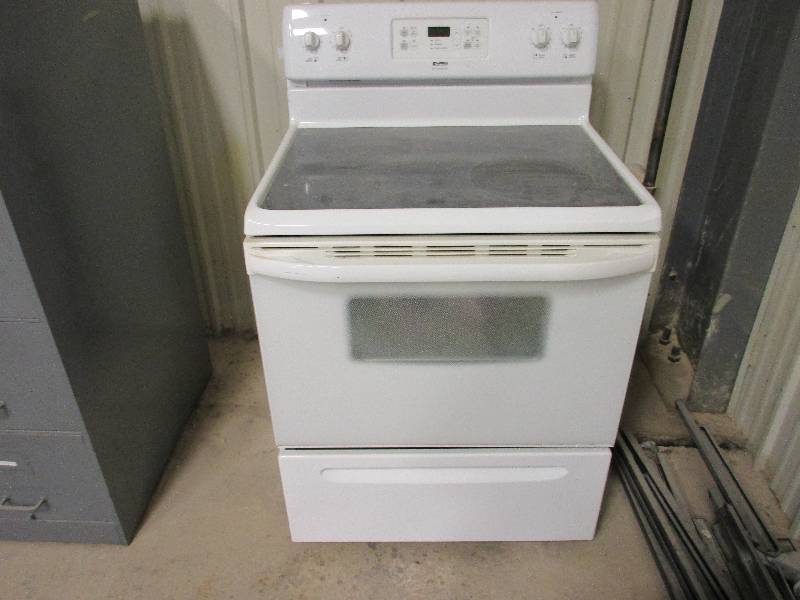 lot 32 image: Kenmore range