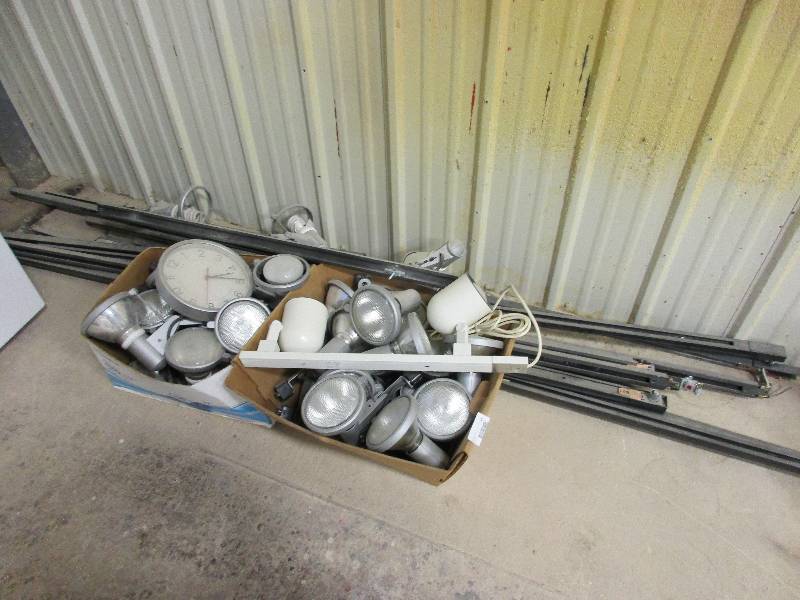 lot 33 image: Tracking lighting