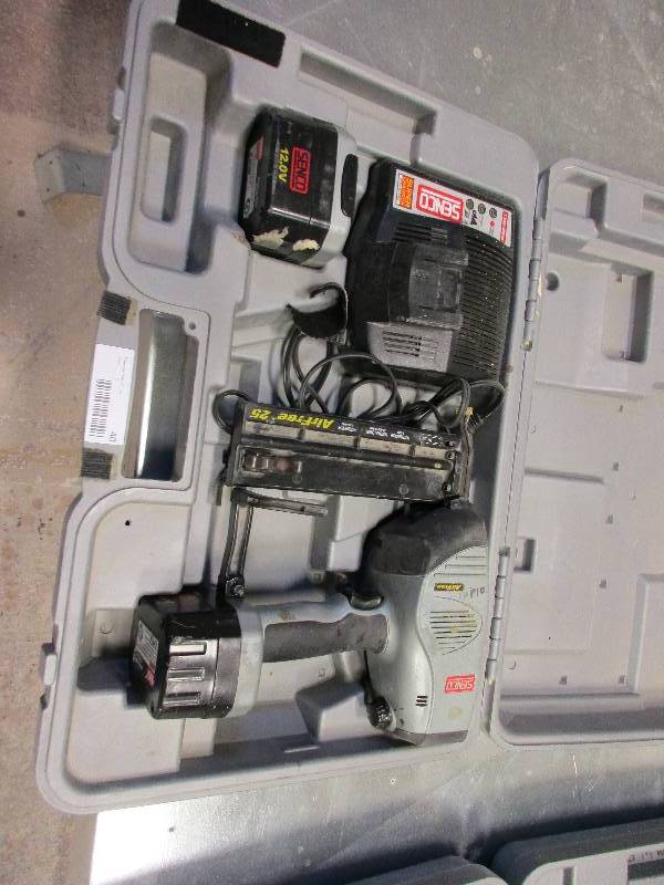 lot 40 image: Senco airfire 25 nailer