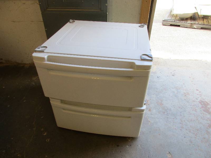 lot 43 image: Washerdryer risers