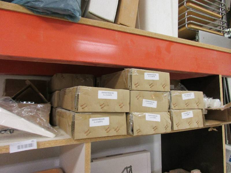 lot 81 image: Contents of shelf