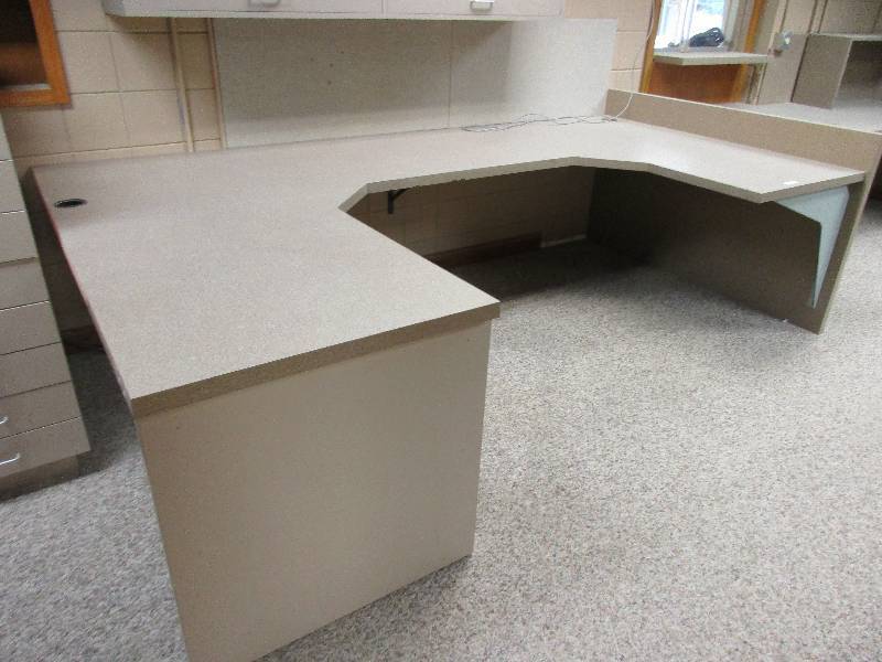 lot 95 image: Corner workstation desk