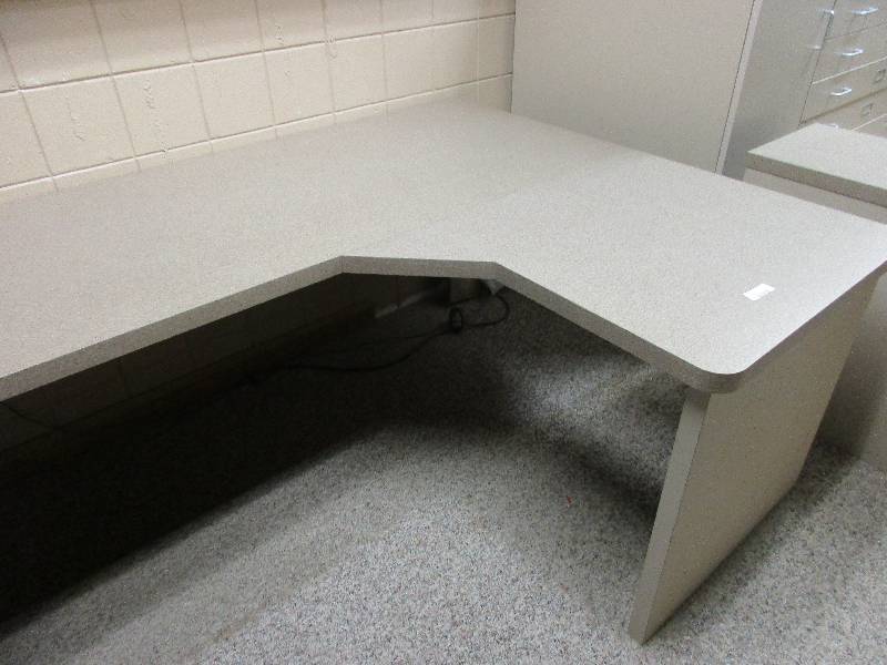 lot 96 image: Corner workstation desk